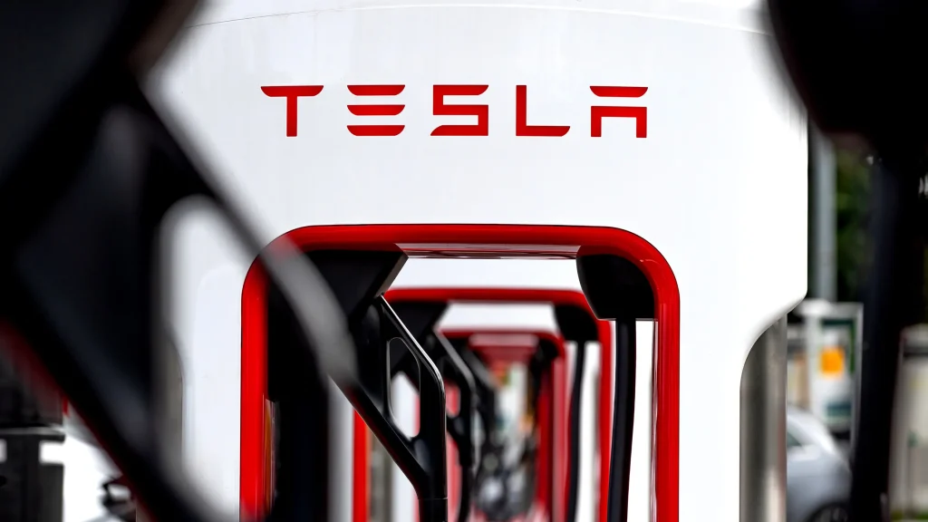 Tesla Genindfører Gratis Supercharging i Danmark: Fordele, Udfordringer og Fremtiden