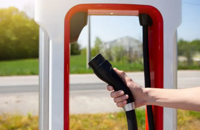 Tesla Genindfører Gratis Supercharging i Danmark: Fordele, Udfordringer og Fremtiden
