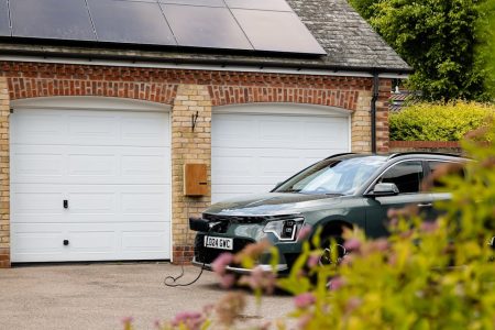 elbil_oplader_ved_garage_elbil_klubben